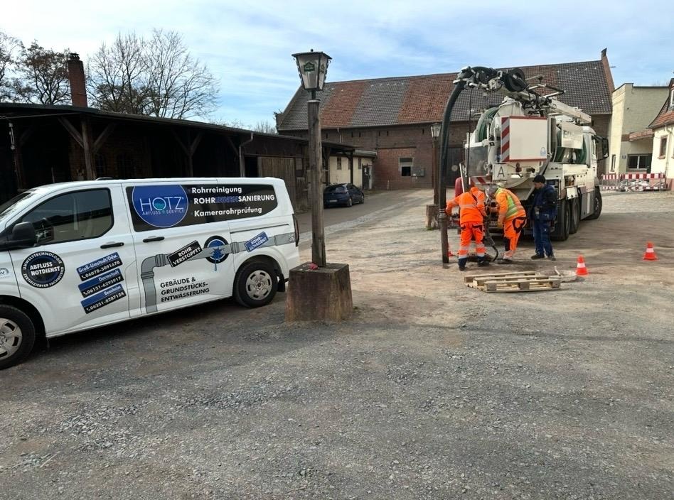 HOTZ Firmenflotte und Team beim Einsatz vor Ort