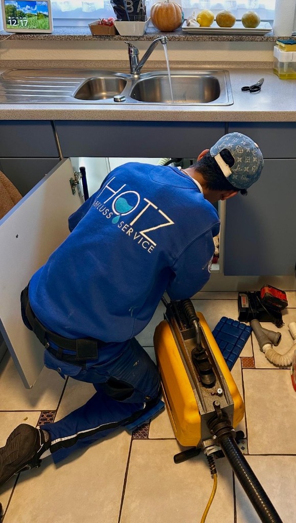 HOTZ Mitarbeiter bei der Rohrreinigung